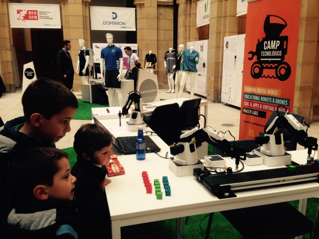 Observando como trabaja el robot